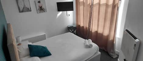 1 habitación, tabla de planchar con plancha, wifi gratis y ropa de cama