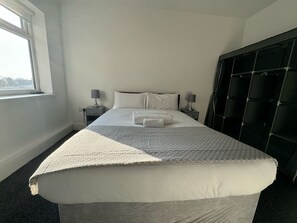 2 chambres, bureau, fer et planche à repasser, accès au Wi-Fi (inclus)