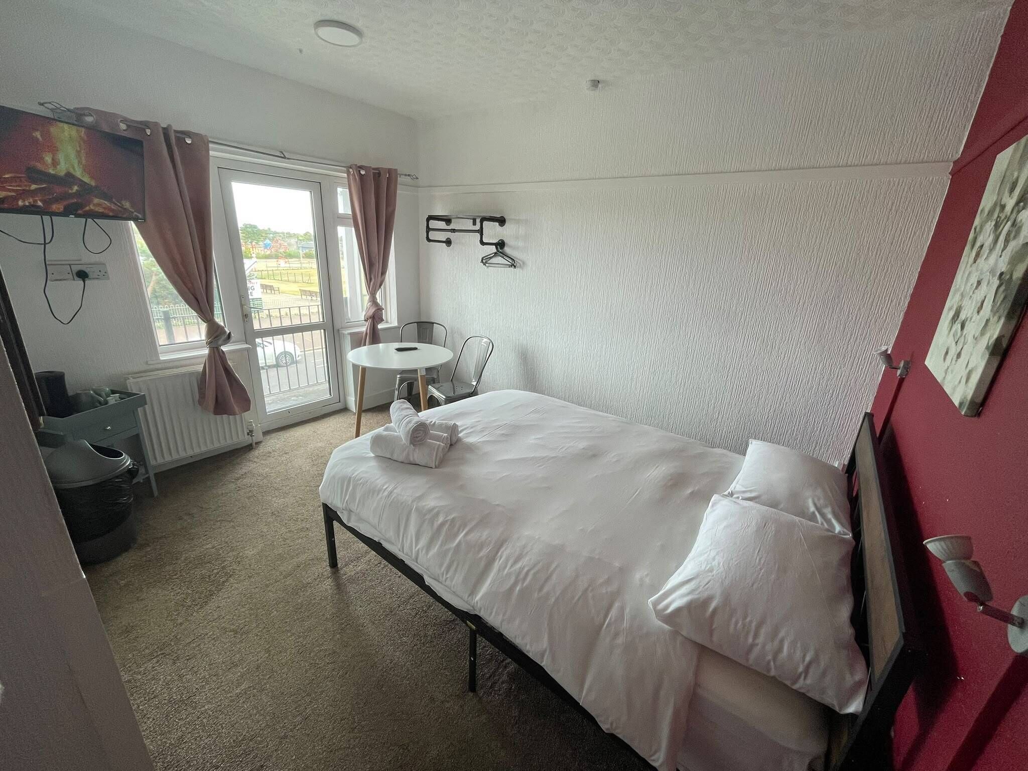 3 bedrooms, desk, iron/ironing board, free WiFi