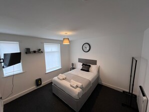 3 bedrooms, desk, iron/ironing board, free WiFi - Three Bedroom - Apartment (Skegness)