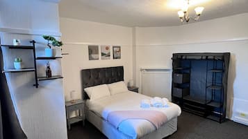 3 bedrooms, in-room safe, iron/ironing board, free WiFi