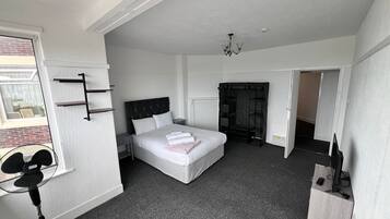 3 bedrooms, in-room safe, iron/ironing board, WiFi (free)