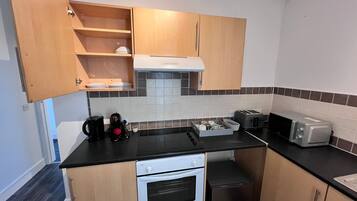 Coffee/tea maker, fridge, microwave, oven