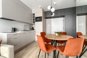 Deluxe Apartment, City View | Living area