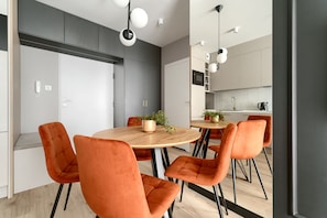 Apartamento luxo, vista para a cidade | Área de estar | TV de tela plana 130 cm com canais a cabo