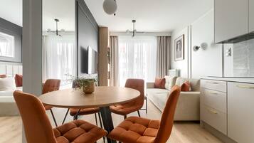 Deluxe-Apartment, Stadtblick | 1 Schlafzimmer, Bügeleisen/Bügelbrett, Babybetten, kostenloses WLAN