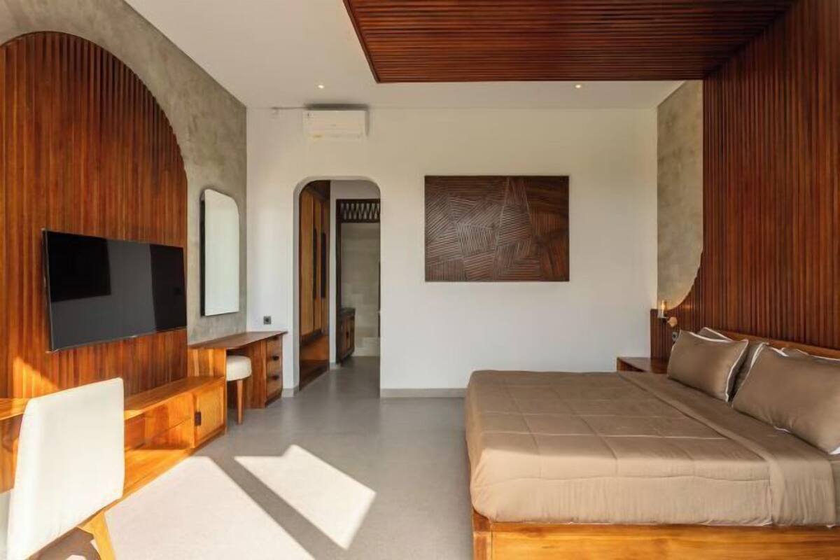 Desk, laptop workspace, cribs (free), WiFi (free)