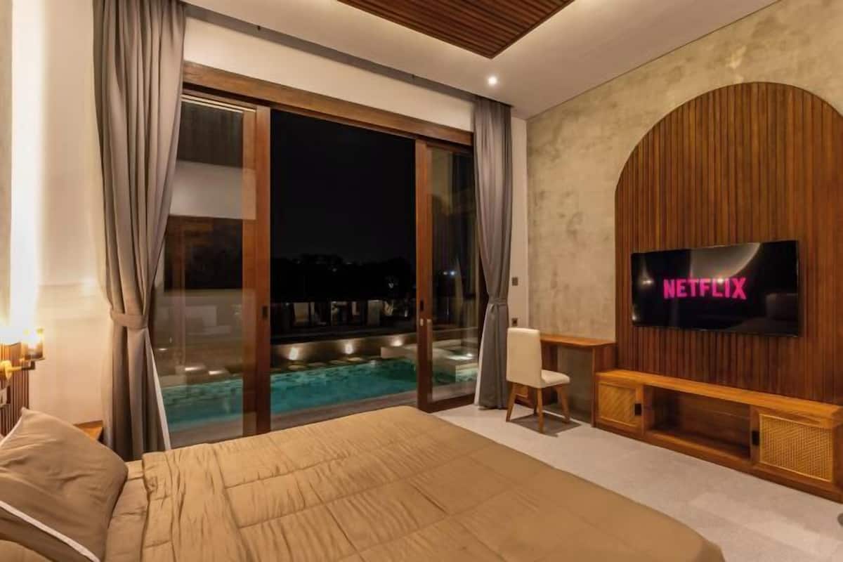 Desk, laptop workspace, cribs (free), WiFi (free)