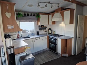 Chalet | Private kitchen | Fridge, microwave, oven, stovetop - Lovely pet Friendly 4 Berth Caravan in Morecambe (Morecambe)