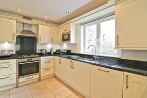 Microwave, oven - Stylish dog friendly apartment, patio garden, by the beach (Padstow)