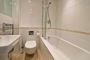 Douche, sèche-cheveux, serviettes fournies
