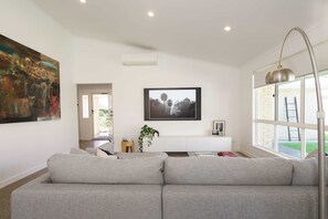 TV, books, offices - Wurtulla Beachside Haven, Steps to the Sea & Pool (Mooloolaba Region)