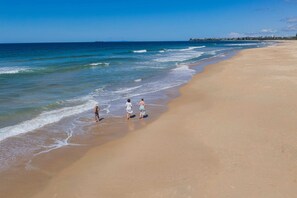 Beach nearby - Wurtulla Beachside Haven, Steps to the Sea & Pool (Mooloolaba Region)