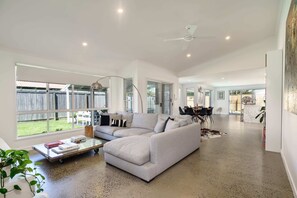 Tv, bøger, kontorer