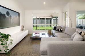 Tv, bøger, kontorer