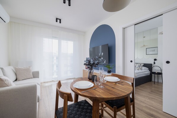 Apartamento, 1 quarto, sacada | 1 quarto, cofres nos quartos, escrivaninha, roupa de cama