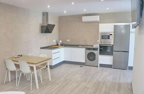 Jääkaappi, mikroaaltouuni, uuni, kahvin-/teenkeitin