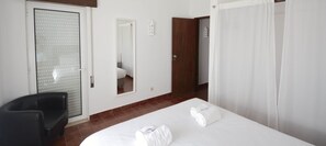 Individually decorated, individually furnished, desk, bed sheets - Vila Senhora da Rocha (Lagoa)