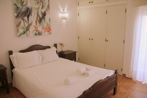 Decoración personalizada, muebles diferentes, escritorio y ropa de cama 