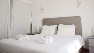 Apartamento tradicional, vistas al jardín | 2 dormitorios, decoración individual, mobiliario individual y escritorio