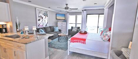 Tabla de planchar con plancha, wifi gratis y ropa de cama