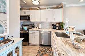 Køleskab, mikrobølgeovn, ovn, kogeplade