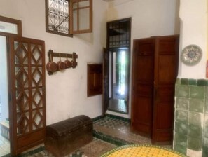 المنشأة من الداخل