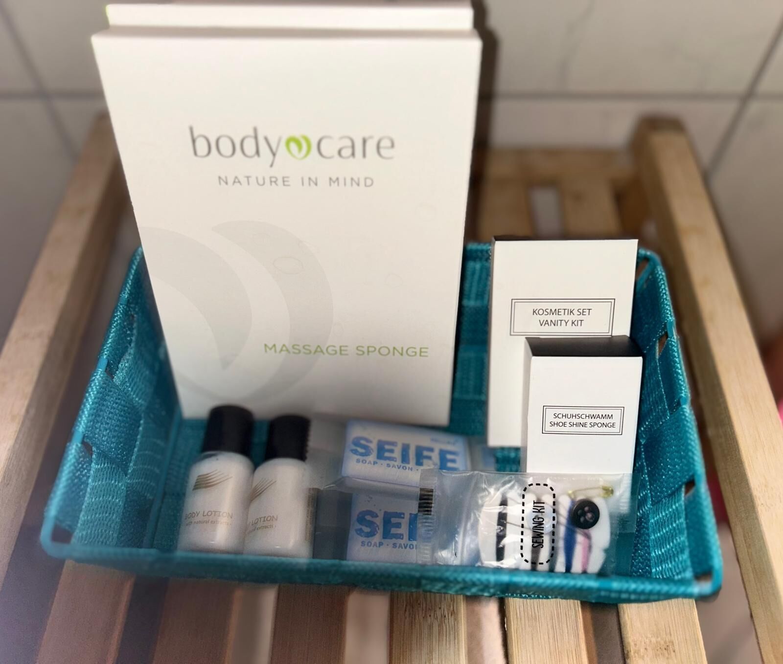 Un kit de cuidado personal que incluye una esponja de masaje, jabón, una esponja para limpiar zapatos y un kit de costura.