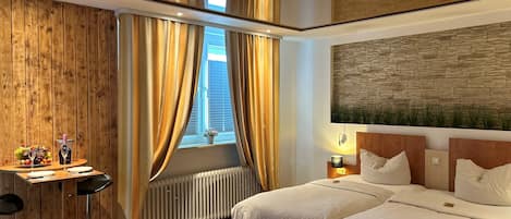 Doppia Comfort, non fumatori | Biancheria da letto ipoallergenica, copriletto in piuma, una scrivania