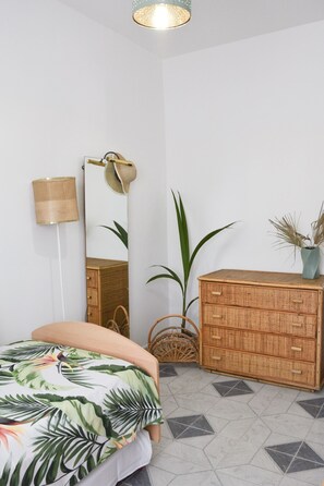2 habitaciones, tabla de planchar con plancha y ropa de cama 