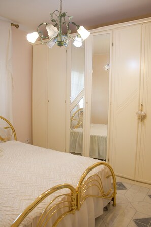 2 habitaciones, tabla de planchar con plancha y ropa de cama