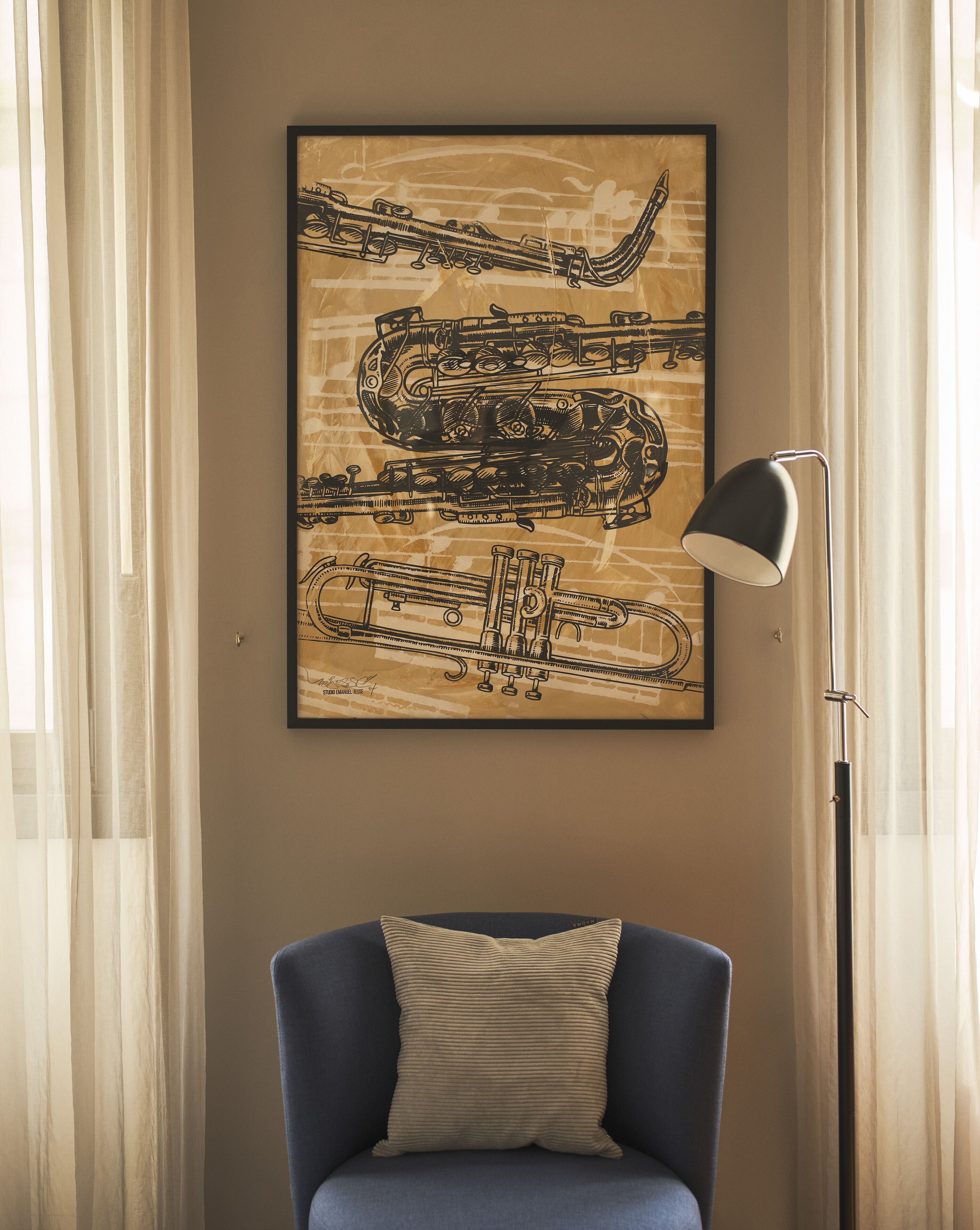 Una habitación con una obra de arte abstracta enmarcada en la pared, una silla azul con un cojín a rayas y una lámpara de pie.