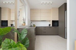 Departamento, 2 habitaciones, balcón | Cocina privada | Microondas, horno, lavavajillas y cafetera y tetera