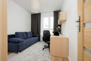 Apartamento, 2 quartos, sacada | 2 quartos, escrivaninha, espaço de trabalho para notebook, roupa de cama