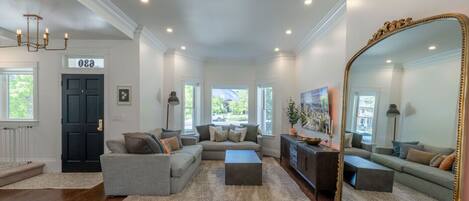 Smart-tv, boeken, een kantoor en een computerscherm