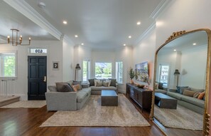 Smart-TV, bøker, kontorer og PC-skjermer