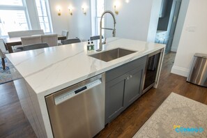 Fridge, microwave, oven, stovetop - Hot Tub, Patio & EV Charger | Near Ski Resorts (Salt Lake City)