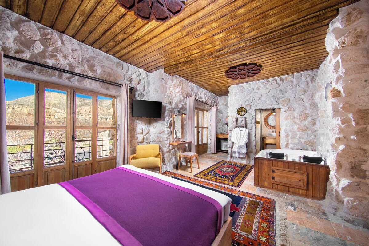 Suite de lujo, bañera, vistas al valle | Ropa de cama de alta calidad, minibar, sistema de insonorización