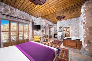 Suite de lujo, bañera, vistas al valle | Ropa de cama de alta calidad, minibar, decoración individual