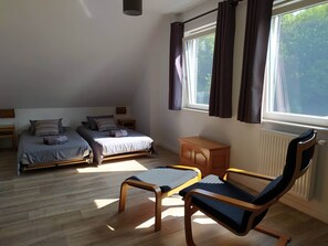 4 Schlafzimmer, Schreibtisch, Bügeleisen/Bügelbrett, Reisekinderbett