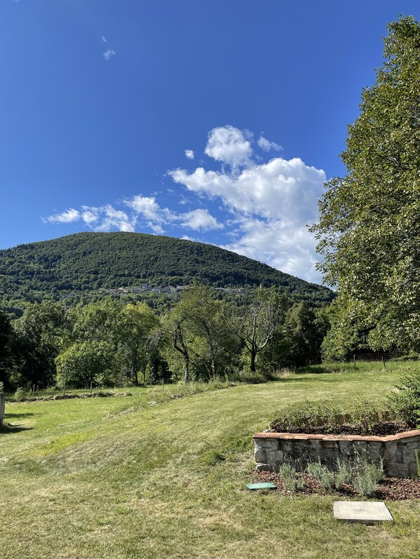 Property grounds - The House Between the Lakes.
A unique place between Lake Como and Lake Lugano. (Laino)