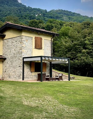 Property grounds - The House Between the Lakes.
A unique place between Lake Como and Lake Lugano. (Laino)
