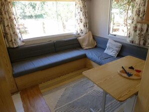 Fernseher, DVD-Player, Bücher, Videothek