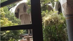 An outdoor courtyard with a fountain, surrounded by greenery and architectural arches. - DAR Benjelloun Studio Plat (Fès)