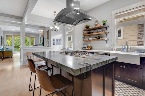 Elegant Boise River Home at Bown Crossing with Hot Tub