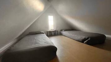 1 bedroom, iron/ironing board, travel cot, WiFi