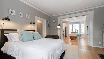 3 slaapkamers, een strijkplank/strijkijzer, gratis wifi, beddengoed