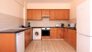 Private kitchen - Phaedrus Living: Universal City Flat Alina (Paphos)
