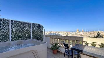 Superior tweepersoonskamer, terras, gedeeltelijk uitzicht op zee | Een kluis op de kamer, een laptopwerkplek, verduisterende gordijnen