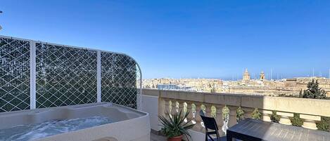 Phòng đôi Superior, hiên, quang cảnh một góc biển | Két bảo mật tại phòng, khu vực làm việc phù hợp cho laptop